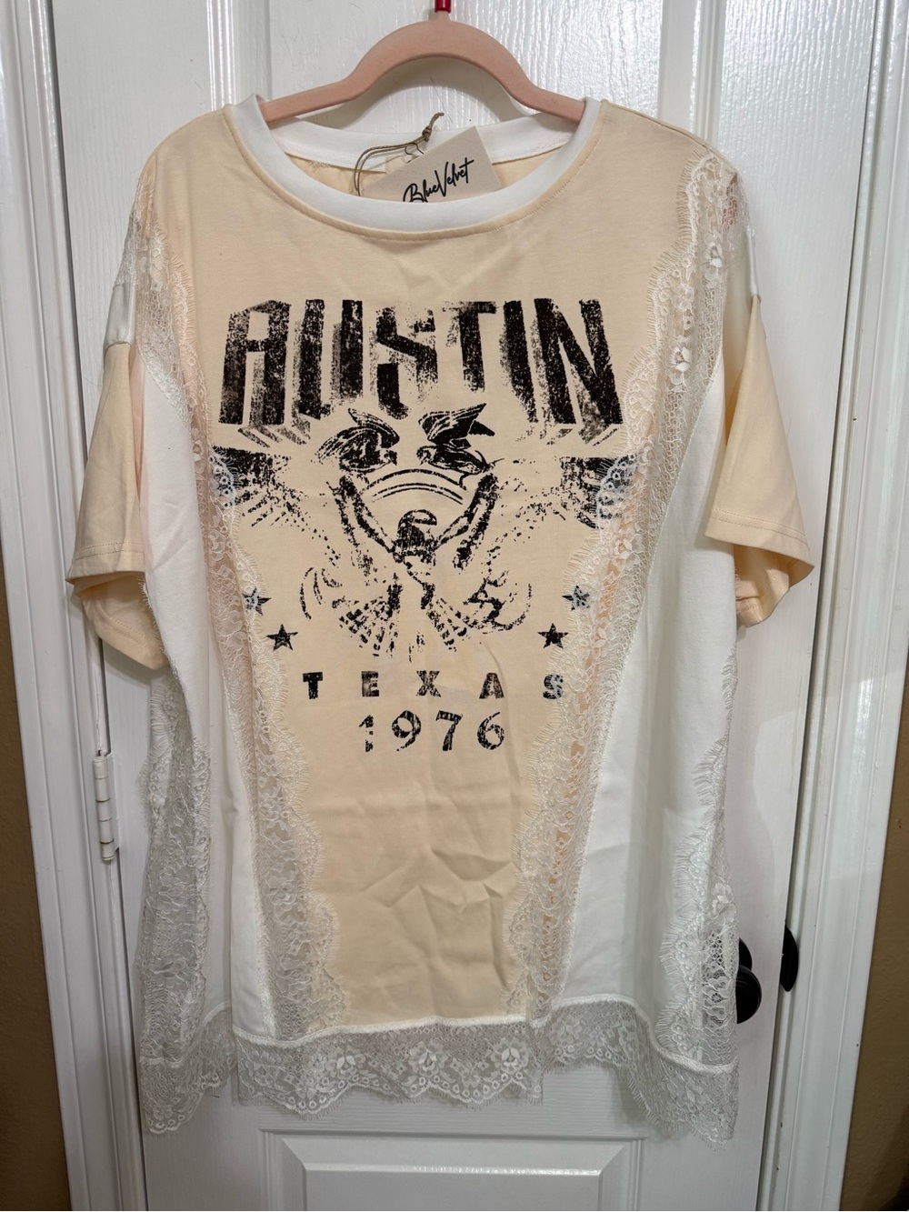 H161 NWT Blue Velvet M pp28 Boho Lace-Trim Austin Texas Graphic Tee - Cream Top - Picture 3 of 10